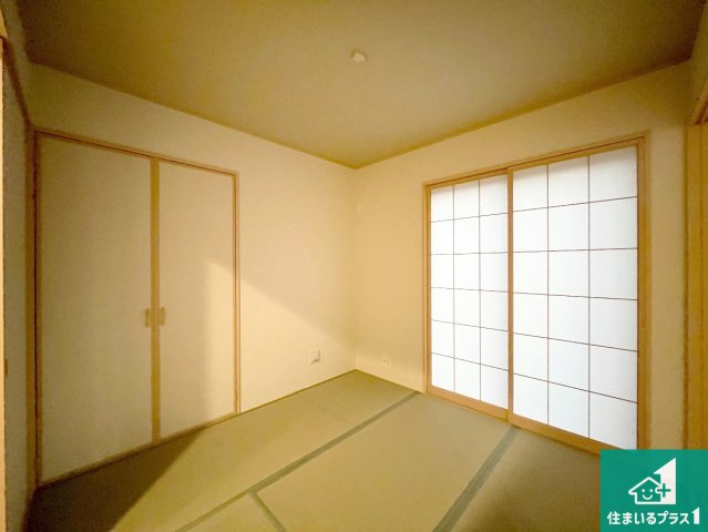 神戸市垂水区桃山台　新築一戸建ての和室|一室あると便利な和室は客間としてだけでなく、小さなお子様のプレイルームや食後のくつろぎスペースとしてもご利用いただけます。収納もついていますので大活躍間違いなし！