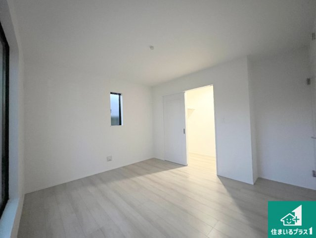 神戸市垂水区桃山台　新築一戸建ての洋室|シンプルな洋室は、自分好みのインテリアが楽しめます♪ご家族とインテリアや家具を選びに行くのは新築購入時の醍醐味の一つです。ぜひお楽しみください♪