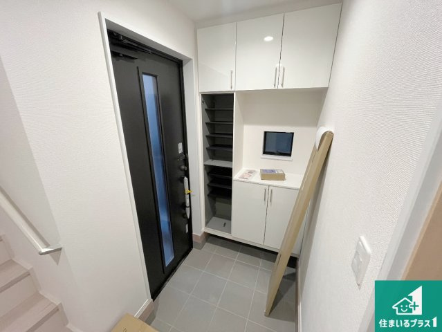 神戸市垂水区桃山台　新築一戸建ての玄関|シューズボックスにはたくさんの靴が収納できるので玄関周りはいつもスッキリ！ご家族が増えても安心！