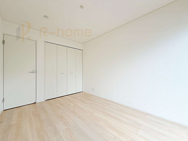 つくば市今鹿島第2　新築戸建て　1号棟の洋室|どんな部屋家具も合わせやすいシンプルな洋室！
たっぷりの日差しと心地よい風が舞い込む住まい♪