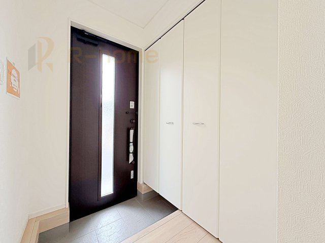 つくば市今鹿島第2　新築戸建て　1号棟の玄関|気持ちよくご家族やゲストを送迎できる穏やかな雰囲気の玄関♪大きな下駄箱で玄関廻りスッキリ♪