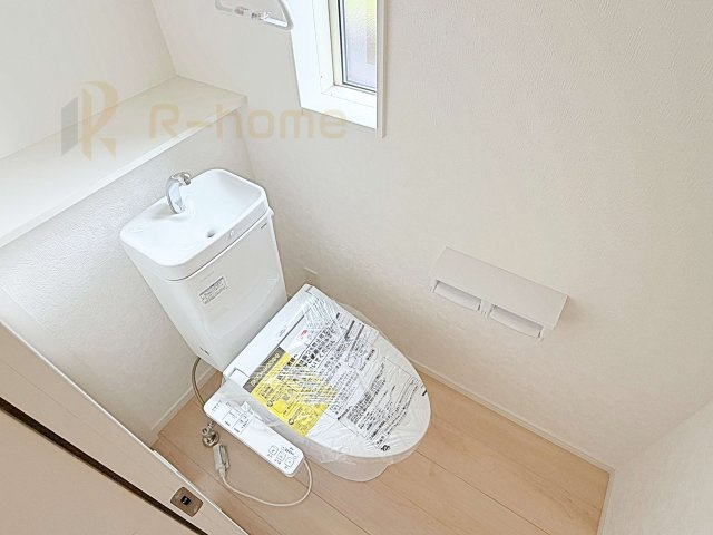つくば市今鹿島第2　新築戸建て　1号棟のトイレ|小窓が付いた明るいトイレ♪
温水洗浄便座付きです。