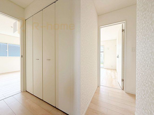 つくば市今鹿島第2　新築戸建て　1号棟の収納|掃除用具などの収納に便利なホール収納！