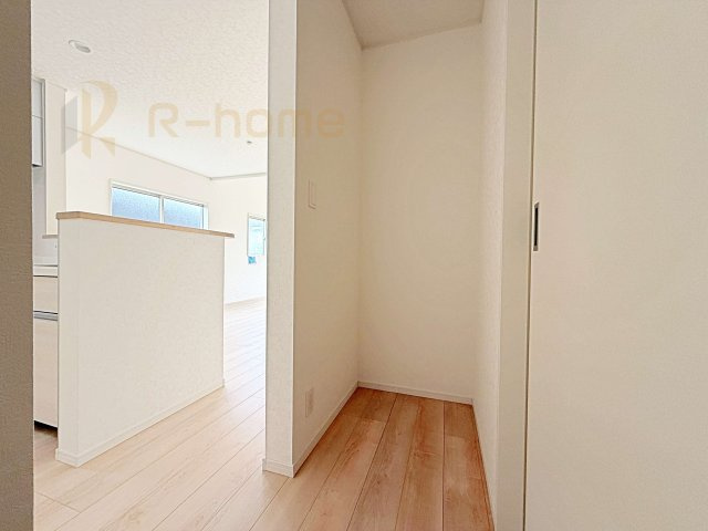 つくば市今鹿島第2　新築戸建て　1号棟の収納|キッチンにはパントリーを設置！キッチン回りの整理整頓の悩みも解決♪