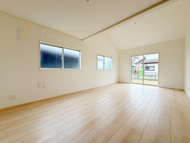つくば市今鹿島第2　新築戸建て　1号棟の居間・リビング|広くてとっても明るいLDK！ストック品などの収納に便利なパントリー付き♪