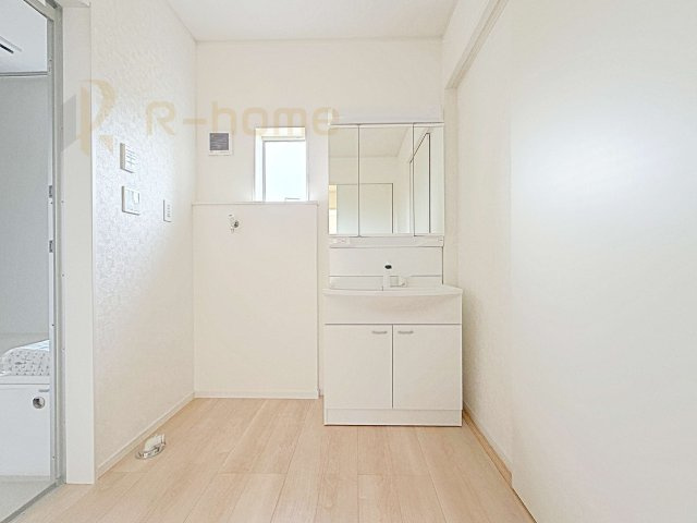 つくば市今鹿島第2　新築戸建て　1号棟の洗面所|清潔感溢れる洗面台は嬉しい三面鏡付き。洗剤や歯ブラシなどもすっきり収納できます♪