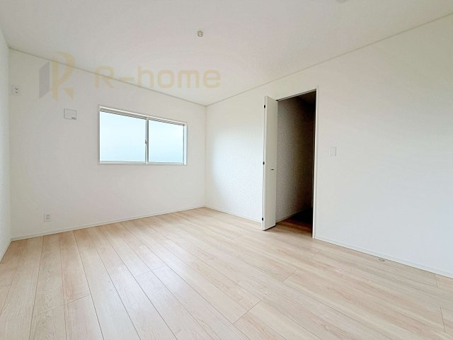 つくば市今鹿島第2　新築戸建て　1号棟の洋室|収納便利なウォークインクローゼット付きの洋室♪
明るく風通しの良いお部屋です♪