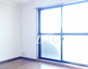 【居間・リビング】 | ソレアードハサマ | 洋室のお部屋です。