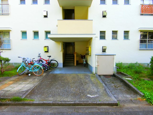 公団狭山住宅15号棟のエントランス