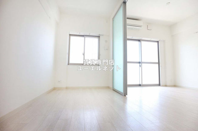 【寝室】 | ザ・テラス吹田ＵＨ | 明るく開放感のある居室で、自分だけのくつろぎ空間を。