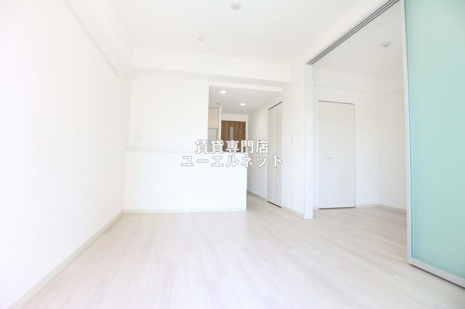 【居間・リビング】 | ザ・テラス吹田ＵＨ | ゆったりとくつろげる、落ち着きのある居室空間です