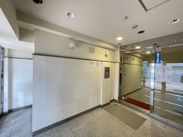 横浜市中区初音町２丁目の賃貸マンションのエントランス