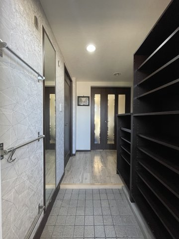 【玄関】 | チサンマンション室見III | 玄関には大きなシューズボックスと姿見があります（撮影：2025年11月）