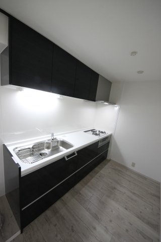 【キッチン】 | チサンマンション室見III | スライドタイプの引き出しで調味料などをスッと取り出せます（撮影：2015年リフォーム時）