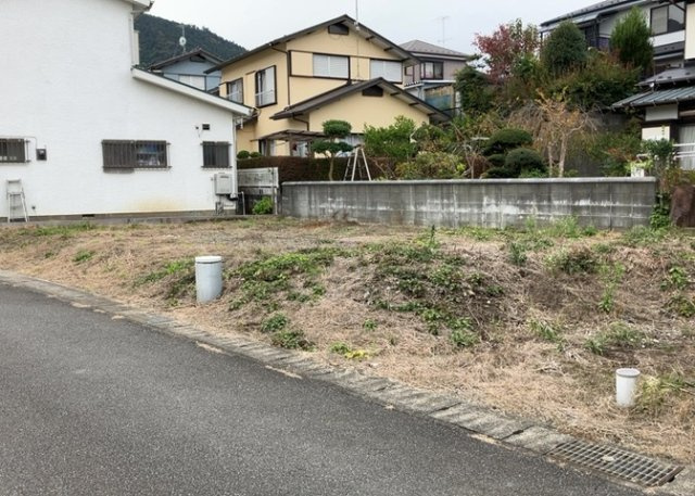 【外観】 | 家を建てる場合、方位は要チェックです。現実的に日当たりのよい家ならばリビングは南側、建築基準法でも北側に当たる家への配慮は求められています。土地を見学に行く際は、方位磁針を持って行くようにしましょう。