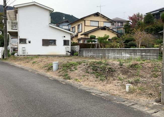 【外観】 | 土地の前の道路に消火栓が設置されていることがあります。この場合、道路交通法第45条第1項により、駐車禁止の場所が指定されています。そのため、車庫などの駐車スペースをつくることができない場合があります。
