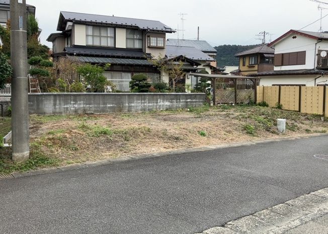 【外観】 | 土地購入を検討されている場合、境界杭がない状態で購入してしまうと境界確定測量をする必要があり、費用がかかります。購入の前に、売主、隣土地所有者立ち合いのもと境界を確定し境界杭を設置するのがベストです。