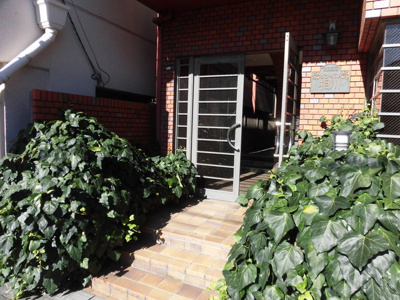 【エントランス】 | グローバル相川 | 緑の綺麗なエントランスです。