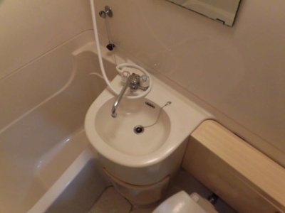 【洗面所】 | グローバル相川 | 鏡付きの洗面台です。