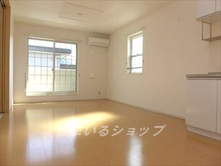 広島市安佐北区亀山４丁目のアパートの居間・リビング|エアコン付き