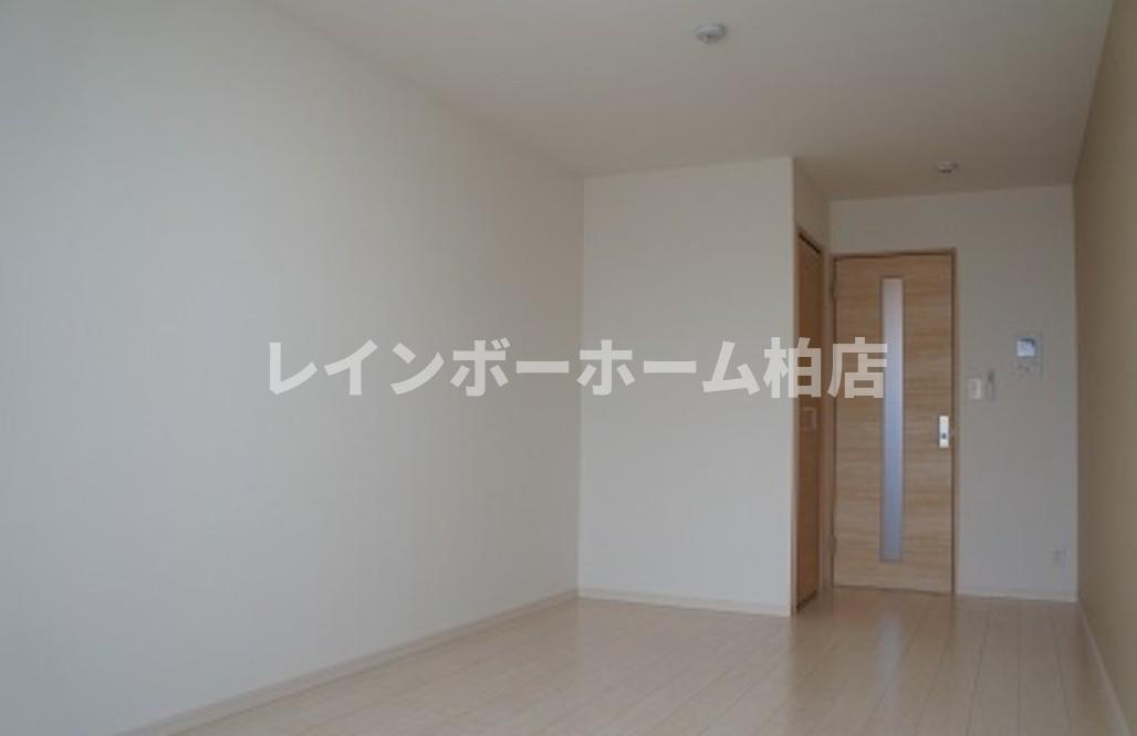 仲介手数料（賃料の1.10ヵ月）の50％OFF対象物件！の居間・リビング|こちらのリビングで趣味の時間をお楽しみください