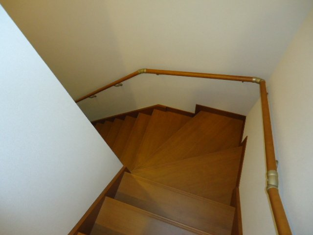 コスモス　フローラⅡ　　 刈谷市近郊の賃貸はクラスホームの内装|階段