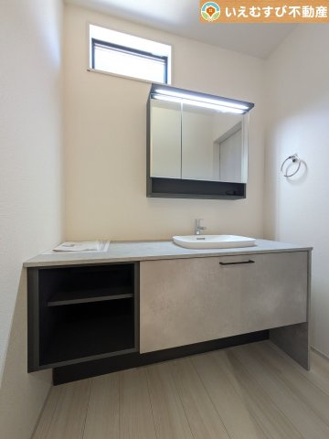 Livele Garden.S　寄居町桜沢の独立洗面台|スタイリッシュな洗面台と広々空間
洗面室と脱衣所が分かれているのですっきりとした空間がキープできますね♪