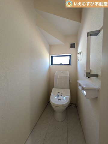 Livele Garden.S　寄居町桜沢のトイレ|シンプルで清潔感のあるトイレ
窓付きで明るく、お掃除しやすいシンプルな空間♪