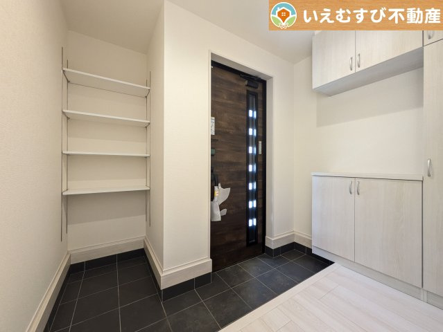 Livele Garden.S　寄居町桜沢の玄関|玄関がいつも片づくシューズインクローゼット
たっぷり入る収納設備で玄関がすっきり綺麗に過ごせると快適ですよね♪