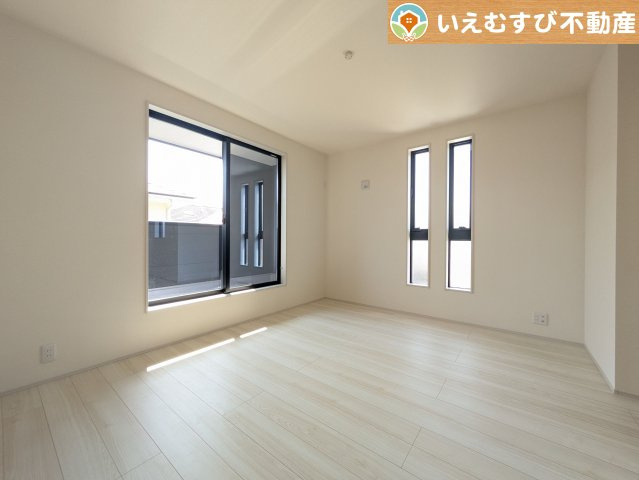 Livele Garden.S　寄居町桜沢の洋室|2面採光で明るい居室
たっぷりの採光で自然光の差し込む明るいお部屋！新生活を想像すると楽しみが増しますね♪