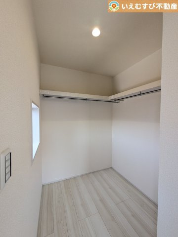 Livele Garden.S　寄居町桜沢の収納|たっぷりの収納力を備えたウォークインクローゼット
たくさん収納できるので季節物やかさばるバッグなども片付きます♪