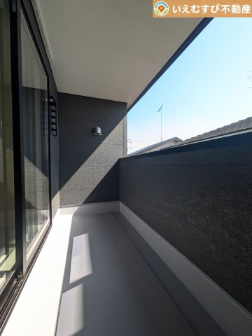 Livele Garden.S　寄居町桜沢のバルコニー|南バルコニーで毎日のお洗濯もラクラク快適
しっかり太陽の光が降り注ぐ南向きなのでお洗濯物が乾きやすい♪