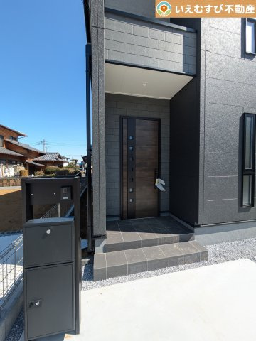 Livele Garden.S　寄居町桜沢のエントランス|落ち着いた色づかいのエントランス
駐車場からアクセスの良いエントランス。雨の日や荷物が多くても安心の動線♪