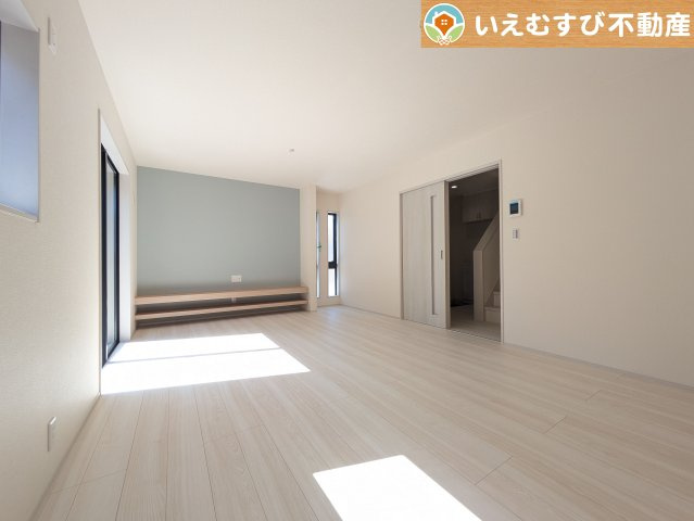 Livele Garden.S　寄居町桜沢の居間・リビング|開放感と家族との距離感にこだわったＬＤＫ
採光たっぷりのリビングで休日には家族みんなでくつろげそうですね♪