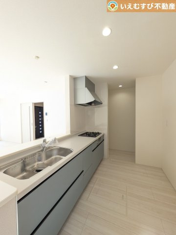 Livele Garden.S　寄居町桜沢のキッチン|リビングのお子様を見守りながらお料理ができる対面キッチン
様子を見たり会話をしながら過ごせるキッチンで楽しく料理ができますね！