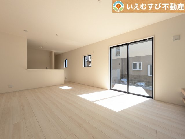 Livele Garden.S　寄居町桜沢の居間・リビング|自然光で満たされる明るく開放感溢れるリビング
たっぷりの採光で明るい空間。家族みんなでくつろげます♪