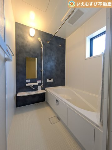 Livele Garden.S　寄居町桜沢の浴室|モダンな配色の落ち着いた浴室
ダークトーンの壁面がアクセントになっておしゃれ！窓付きで空気の入れ替えも出来ます！