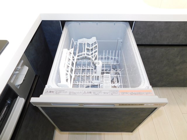 名古屋市中村区北浦町の新築一戸建のキッチン|◇食器洗乾燥機◇　　家事の負担を軽減する便利な食洗機付き♪