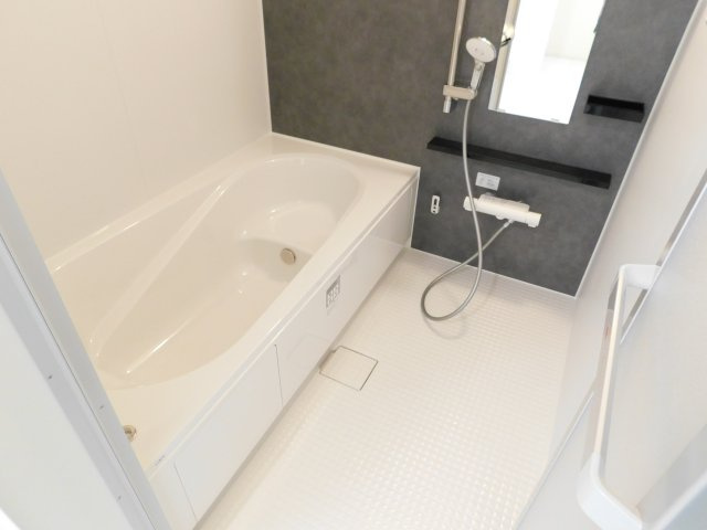 名古屋市中村区北浦町の新築一戸建の浴室|◇浴室◇　　システムバス（ＬＩＸＩＬ）・浴室暖房乾燥機・保温浴槽・エコベンチ浴槽・追い焚き機能・スライドバーシャワー・キレイサーモフロア・オートバス・バリアフリーバス・浴室窓あり