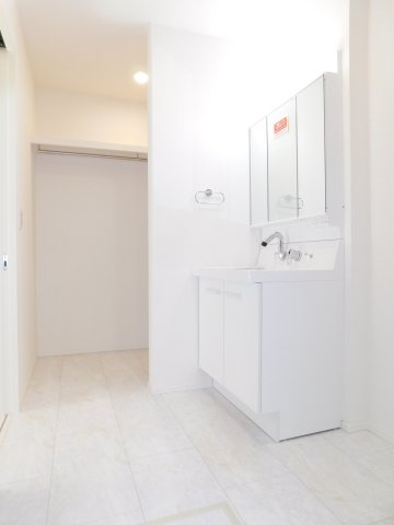 名古屋市中村区北浦町の新築一戸建の独立洗面台|◇洗面室◇　　広い洗面室！　三面鏡シャワードレッサー　ハンガーポール付きランドリースペース　床下収納完備♪