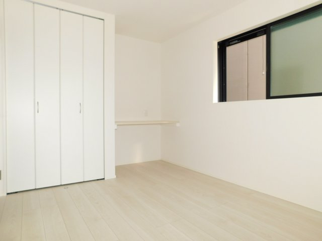 名古屋市中村区北浦町の新築一戸建の洋室|◇１階洋室◇　　南面で明るい洋室６．１３帖　カウンター付き！　全居室収納完備♪　