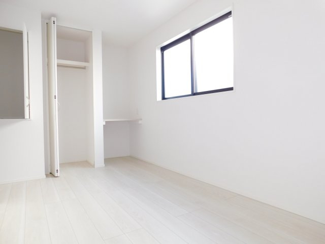 名古屋市中村区北浦町の新築一戸建の洋室|◇３階洋室◇　　明るい洋室６．５８帖　カウンター付き！　収納２ヶ所完備♪