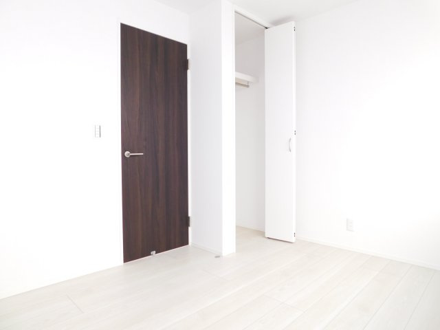 名古屋市中村区北浦町の新築一戸建の洋室|◇３階洋室◇　　明るい洋室５．１１帖　全居室収納完備♪