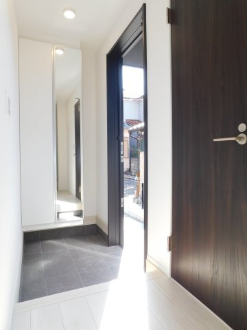 名古屋市中村区北浦町の新築一戸建の玄関|◇玄関収納◇　　玄関がスッキリと片付く収納完備！　ミラー付き！