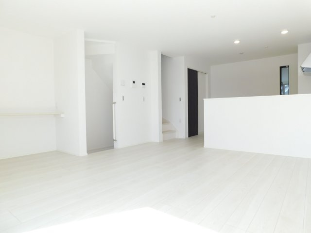 名古屋市中村区北浦町の新築一戸建の居間・リビング|◇リビング◇　　南面で明るいリビング１７．６６帖　家族のコミュニケーションの機会が増えるリビング階段♪