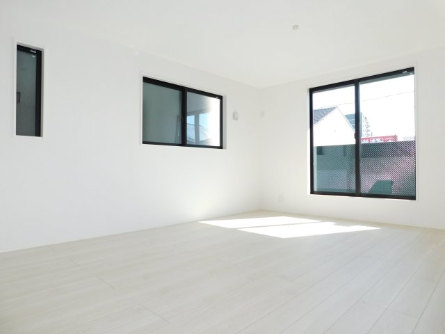 名古屋市中村区北浦町の新築一戸建の洋室|◇リビング◇　　南面で明るいリビング１７．６６帖　三面採光の開放的な空間♪　床暖房完備！