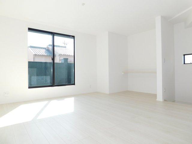 名古屋市中村区北浦町の新築一戸建の居間・リビング|◇リビング◇　　南面で明るいリビング１７．６６帖　多用途に利用できるカウンター付き！