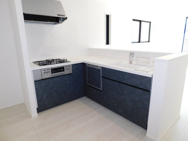 名古屋市中村区北浦町の新築一戸建のキッチン|◇キッチン◇　　Ｌ型キッチン・人造大理石カウンター・お手入れらくらくシンク・浄水器一体型水栓・Sｉセンサーコンロ（３口）・食器洗浄乾燥機・ソフトモーションレール