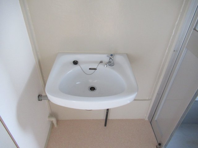 兵庫県公社　明舞北２Ａ号棟の洗面所|明るい洗面所です