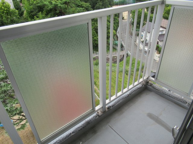 兵庫県公社　明舞北２Ａ号棟のバルコニー|バルコニーからの眺めを楽しみながら食事をしませんか